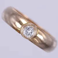 Ring med diamant, 1 x ca 0,14ct enligt gravyr, stl ca 15¼, bredd ca 4,3-4,5mm, gravyr, 18K  Vikt: 4,1 g