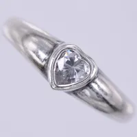 Ring med vit sten, stl ca 18¼, bredd ca 2,7-6,6mm, silver 925/1000 Vikt: 3,1 g