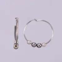 Ett par örhängen med pärlor, Ø ca19mm, bredd ca 0,8-3,2mm, silver  Vikt: 0,9 g