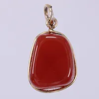 Hänge med rödbrun sten, längd ca 21mm, bredd ca 0,9-12,1mm, gulmetall
