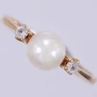 Ring med odlad pärla och vita stenar, stl 15½, bredd ca 1,5-5,6mm, 18K  Vikt: 1,4 g