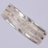 Ring, stl 19, bredd ca 4,1-7,7mm, silver 925/1000 Vikt: 4,5 g
