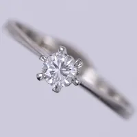 Ring med diamant 1x0,21ct TW(E-F)/VVS, modell Galaxia från Stjärnringen, stl 16, bredd ca 2,1-4,6mm, något sliten fattning, vitguld 18K  Vikt: 1,6 g
