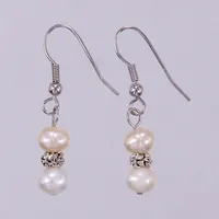 Ett par örhängen med pärlor, längd ca 37mm, bredd ca 0,6-7mm, vit metall