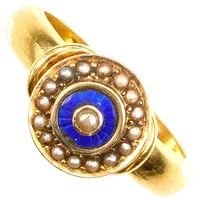 Ring, blå emalj, stl 17½, bredd 10,5mm, pärlor, infattning i 18K, gravyr, 23K Vikt: 9,5 g