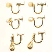 Två par örhängen, två udda örhängen, pärlor, skeva, färgbortfall, 18K  Vikt: 5,5 g