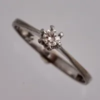 Ring i 18K vitguld, Stjärnringen, stl 18, bredd 2,3-4,4mm, 1st Diamant, 0,13ct, vikt 1,79g.