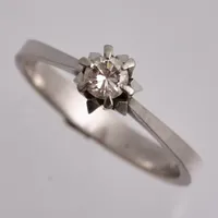 Ring i 18K vitguld, stl 18¼, bredd 3,1-6,5mm, 1st Diamant, 0,24ct, W VS, enligt gravyr, importstämpel, vikt 3,26g.