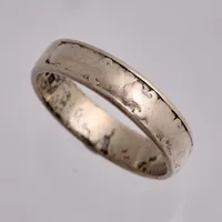 Ring i silver, stl 18½, bredd 4,7mm, 830/1000, tillverkad av Nordiska Juvelaktiebolaget, år 1938, vikt 3,12g.
