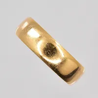 Ring, stl 17¾, bredd 5,5mm, graverad, 18K Vikt: 4,9 g