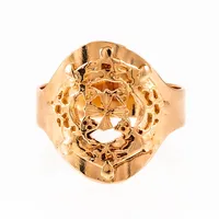 Ring i 18K guld med ett genombrutet mönster. Den är 5,6 - 20 mm bred, är i storlek 19¾ och väger 6,3g. Tillverkad 2012 av Davidsson Guld & Silversmide Eftr.  i Vilhelmina. Fint skick- framstår oanvänd.