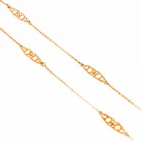 Lång collier i 18K guld med med filigrandekorer. Den är 83,5 cm lång, 1,5 - 4,8 mm bred och väger 8,0g. Springring. Svensk importstämpel.