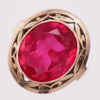 Ring, rosaröd syntetisk spinell, stl 17¼, bredd 3,5mm-20,2mm, 14K Vikt: 8 g