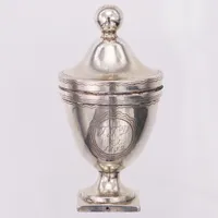Dosa i form av pokal, 72mm, Ø38mm, ej fullständiga stämplar, gravyr år 1852, silver Vikt: 44,5 g