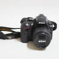 Kamera Nikon D5300, objektiv Nikon Nikkor, 18-55mm, f 3,5-5,6, lock. Objektiv Tamron 18-200mm, 3,5-6,3, för Nikon. Kameraväska Sigma, laddare, instruktionsbok Skickas med postpaket.