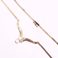 collier med integrerat hänge pärlor, 42cm, hänge 25x38mm, trolig värmeskada/missfärgning, lagning, 14K  Vikt: 8,5 g