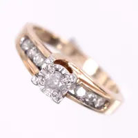 Ring, diamanter 1x0,16ct 8x0,03ct, stl 17, bredd 2-6mm, 10K Vikt: 3,3 g
