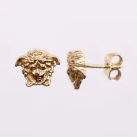 Ett par örhängen, Versace, medusa motiv, ca 11 x 9 mm, guldfärgad metall, stift, etui, kvitto, nyskick 