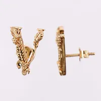 Ett par örhängen, Versace, bokstav V motiv, ca 15,5 x 11,0 cm, guldfärgad metall, stift, etui, kvitto, nyskick  Vikt: 0 g