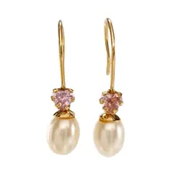 Örhängen, 18K guld, hjärtslipade rosa stenar, odlade Pärlor 4,7 x 6 mm, örhängenas totala längd 19 mm, fint skick, stenar utan anmärkning Vikt: 0,9 g