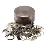 Diverse silverföremål, merparten defekta smycken eller delar därav, dosa ostämplad, bruksmärken  Vikt: 186,1 g