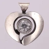 Hänge med vit sten, hjärtformat, Karl Laine, Finnfeeling, 22x20 inkl ögla, silver 925/1000 Vikt: 4,1 g
