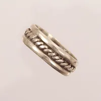 Ring, dekor av rep, stl 18½, skenans bredd 7mm, skev, dåligt lödd, silver 925/1000 Vikt: 4,3 g