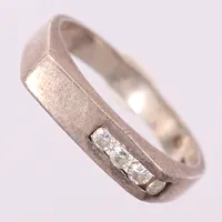 Ring med vita stenar, stl 17, bredd 4mm, repig, silver 925/1000 Vikt: 2,4 g