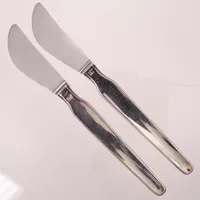 2 Smörknivar, CG Hallbergs Stockholm 1959, blad i stål, längd 16,2cm, lätt bruksslitage, silver 925/1000 Vikt: 87,6 g