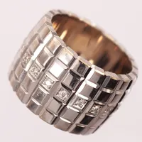 Ring med diamanter, 11x ca 0,02ct, mönstrad dekor, stl 18¼, bredd 15mm, personlig gravyr, vitguld 14K Vikt: 19,3 g