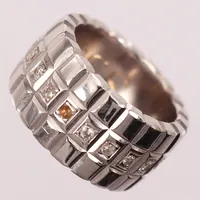 Ring med diamanter, 19x ca 0,02ct, mönstrad dekor, stl 14¼, bredd 10mm, personlig gravyr, en sten saknas, vitguld 14K Vikt: 9,5 g