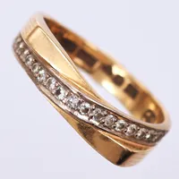 Ring med diamanter, totalt ca 18 x 0,01ct, stl ca 17, bredd 2-4mm, gravyr, 18K  Vikt: 4,5 g