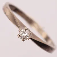 Ring med diamant, 0,11ct enligt gravyr, stl ca 18, vitguld, 18K Vikt: 2,3 g