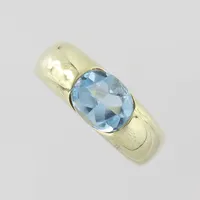 Ring med ljusblå spinell, stl 17½mm, bredd 5,7-7,8mm, 14k Vikt: 11,7 g