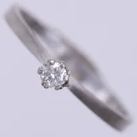 Ring med diamant, 1 x ca 0,10ct, stl 17½, bredd ca 1,6-3,6mm, vitguld 18K Vikt: 1,8 g