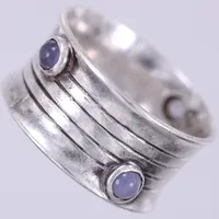 Ring med blå stenar, stl: 18½, bredd: ca 11mm, 830/1000, silver Vikt: 6 g