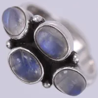 Ring med färgade stenar, stl ca 17, bredd ca 3-12,4mm, silver 925/1000 Vikt: 4,4 g