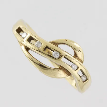 Ring med stenar kubis zirkonia, stl inte helt rund ca16½mm, bredd 1,9-8,4mm, 18k Vikt: 2,6 g