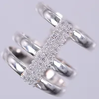 Ring med vita stenar, design Carolina Gynning, stl ca 18, bredd ca 17-20mm, silver 925/1000 Vikt: 7,5 g