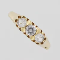 Ring med vita stenar, stl 19mm, bredd 1,6-5,5mm, Guldvaruaktiebolaget G. Dahlgren & Co AbMalmö 1953, 18k Vikt: 3,4 g