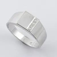 Ring  med diamanter ca 4x0,01ct, stl 17 ½ mm, bredd ca 3,1-7,8 mm, 18k vitguld Vikt: 4,2 g
