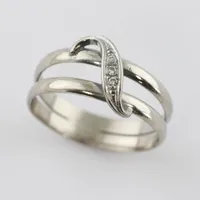 Ring med diamanter ca 3x0,01ct, stl 18 mm, bredd ca 4,9-10 mm, Schalin Bror Guld Ab Östersund 1992, 18k vitguld Vikt: 3,9 g