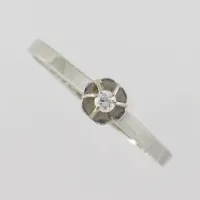 Ring med diamant 0,04ct, stl ca 17mm, bredd skena 1,6mm, Pettersson Ab Olof Stockholm 1979, 18k vitguld Vikt: 1,7 g
