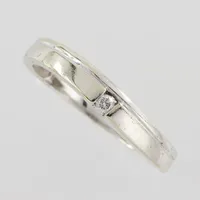 Ring med diamant 0,03ct, stl 16mm, bredd 1,6-3,3mm, Guldfynd, 18k vitguld Vikt: 1,7 g
