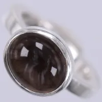 Ring med brun sten, design Efva Attling, stl ca 18, bredd ca 3-12mm, märken på skenan, silver 925/1000 Vikt: 8,4 g