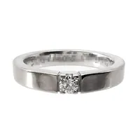 Ring, 18K vitguld, Diamant 0,10ct - stämplat på skenans insida, tillverkarstämpel HSs (H. Sundelius), Lund, Ø16,0 mm, bredd 3 mm, fint skick, borttag av gravyr ingår Vikt: 5,8 g