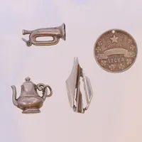 4 Hängen, Medaljong med texten Lycka, komposition, tekanna och trumpet, höjd 18-28mm, silver 830-925/1000 Vikt: 11,8 g
