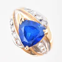Ring med blå sten och vita stenar, stl 18¾, bredd3-15 mm, slitna facetter, 18K. Vikt: 5,3 g