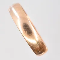 Ring, stl 20¼, bredd 5 mm, graverad, 18K. Vikt: 4,4 g