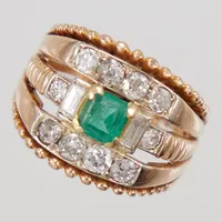 Ring stl 20½, bredd 4,5-17mm, trappslipad smaragd, repig, 10st diamanter,  gammal-, briljant- samt baguetteslipning, totalt ca 1,40 ct. ostämplad 18K Vikt: 14,4 g